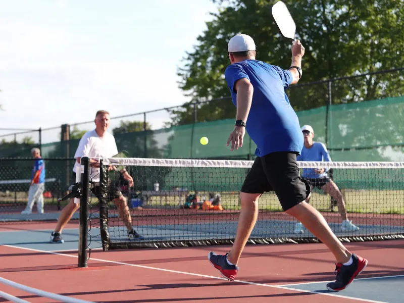 Sporty seniors on the tennis court